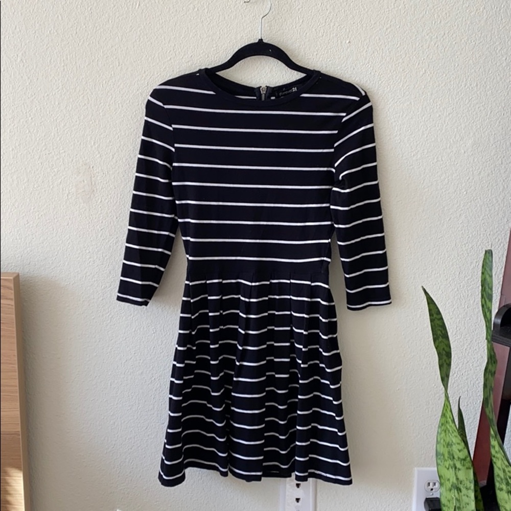 Forever 21 black & white skater dress size S